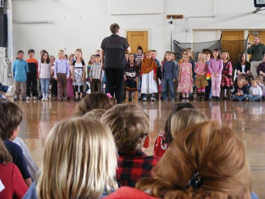 First graders singng for international day for Irving School