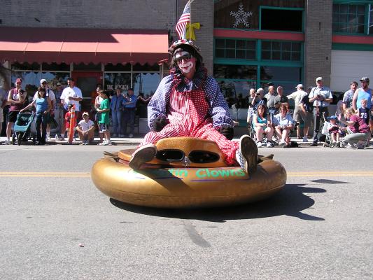 A clown at the Manhatan Potato Parade