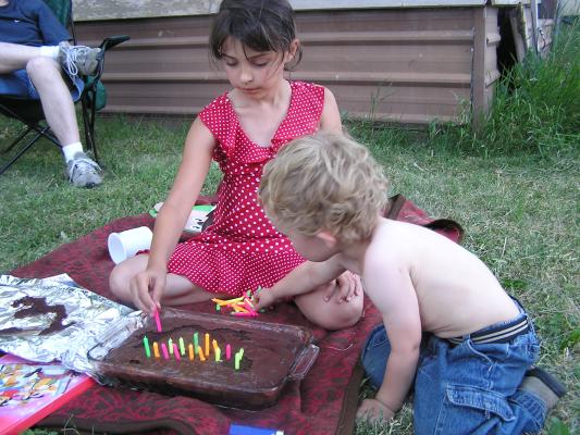 Malia and Noah put the candles on the cake