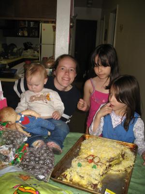 Sarah, Katie, Malia and Andrea admire the kitty cake.