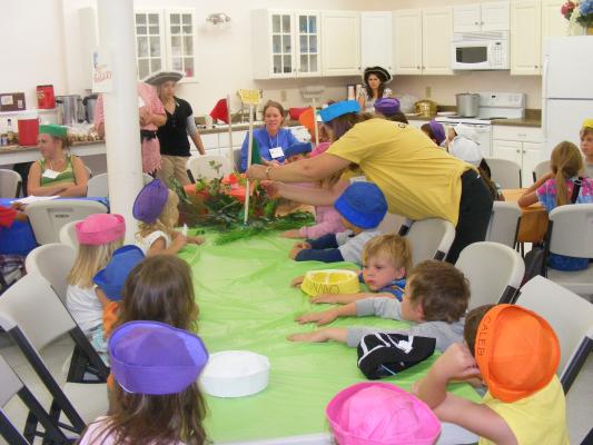 Preschoolers are ready to eat. 
