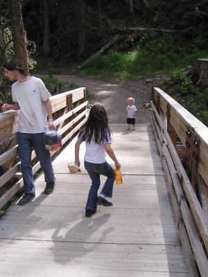 We're on the way home.
Let's stomp on the bridge.