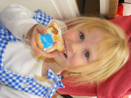 Sarah eats a cookie.