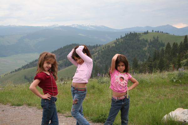 Nicole, Malia and Andrea do a fashion pose.