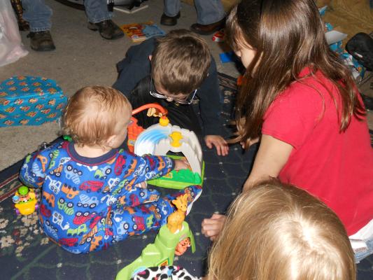 Joshua, Noah, Andrea and Sarah play with the zoo. 