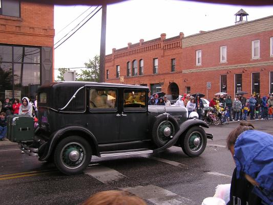Antique automobiles in the Belgrade parade.