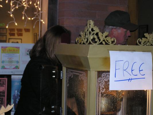 GVCC gives out hot chocolate and popcorn
at the Belgrade Festival of Lights.