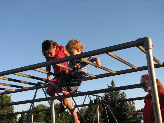 Malia and Noah on the monkey bars
