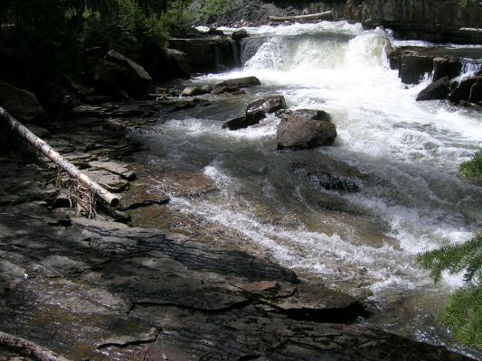 Ripples on the rocks in front of the cascades.