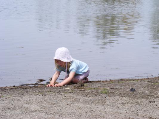 Sarah plays at Bozeman Pond (by Gallatin Valley Mall)