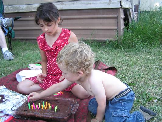 Malia and Noah put the candles on the cake