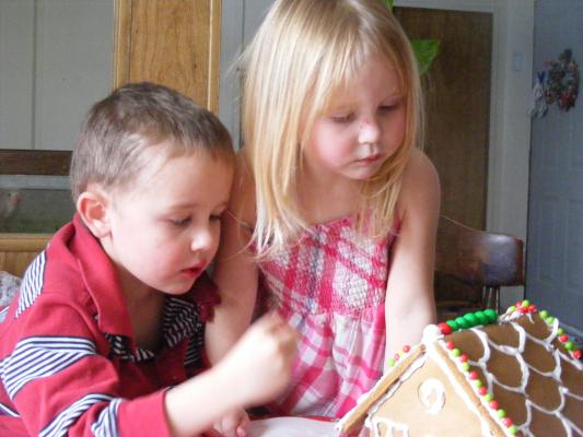 Noah and Sarah eat gingerbread.