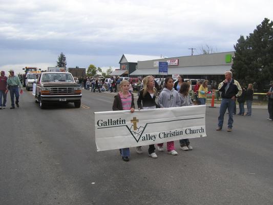 GVCC Sign, Amie, Taylor, Journey and Jennah
