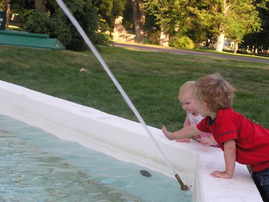 Sarah and Noah play with the fountain