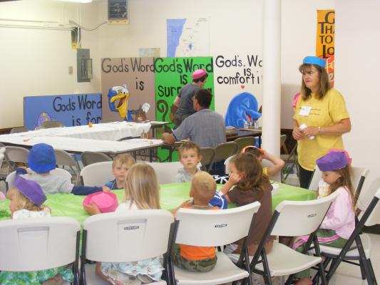 Preschoolers are ready to eat. 