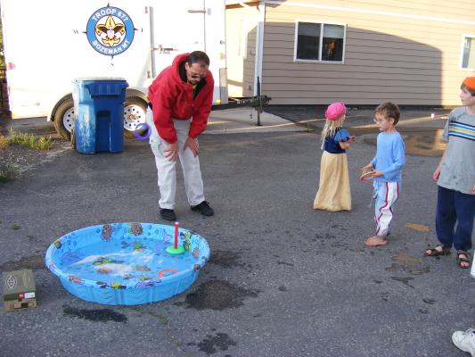 Mr. Daryl helps Noah with the ring toss.
