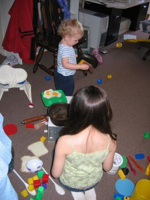 Noah and Malia play cooking.
