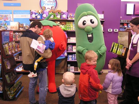 David and Noah meet Bob the Tomato 
and Larry the cucumber in person!
Noah and most other children were kind of intimidated.