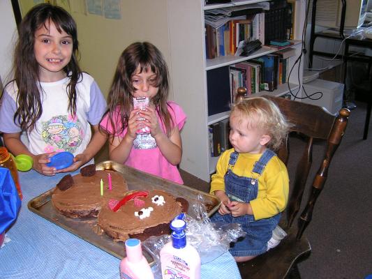 Malia, Andrea and Noah admire the bear cake.