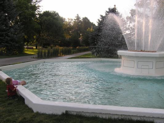 Noah and Sarah play in the Alliance Fountain