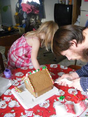 David puts on some frosting.