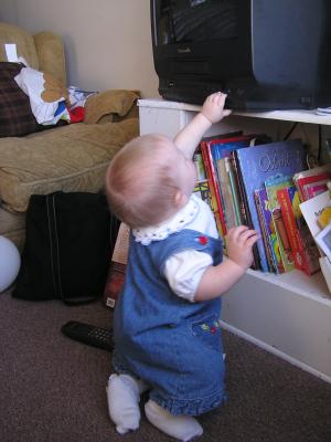 Sarah tries to turn on the TV.