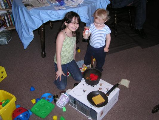 Malia and Noah play coooking.