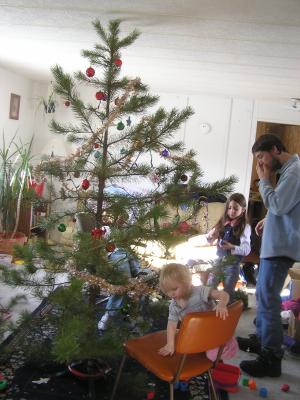 Sarah David and Andrea decorating tree