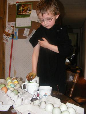 Noah getts his hand dyed